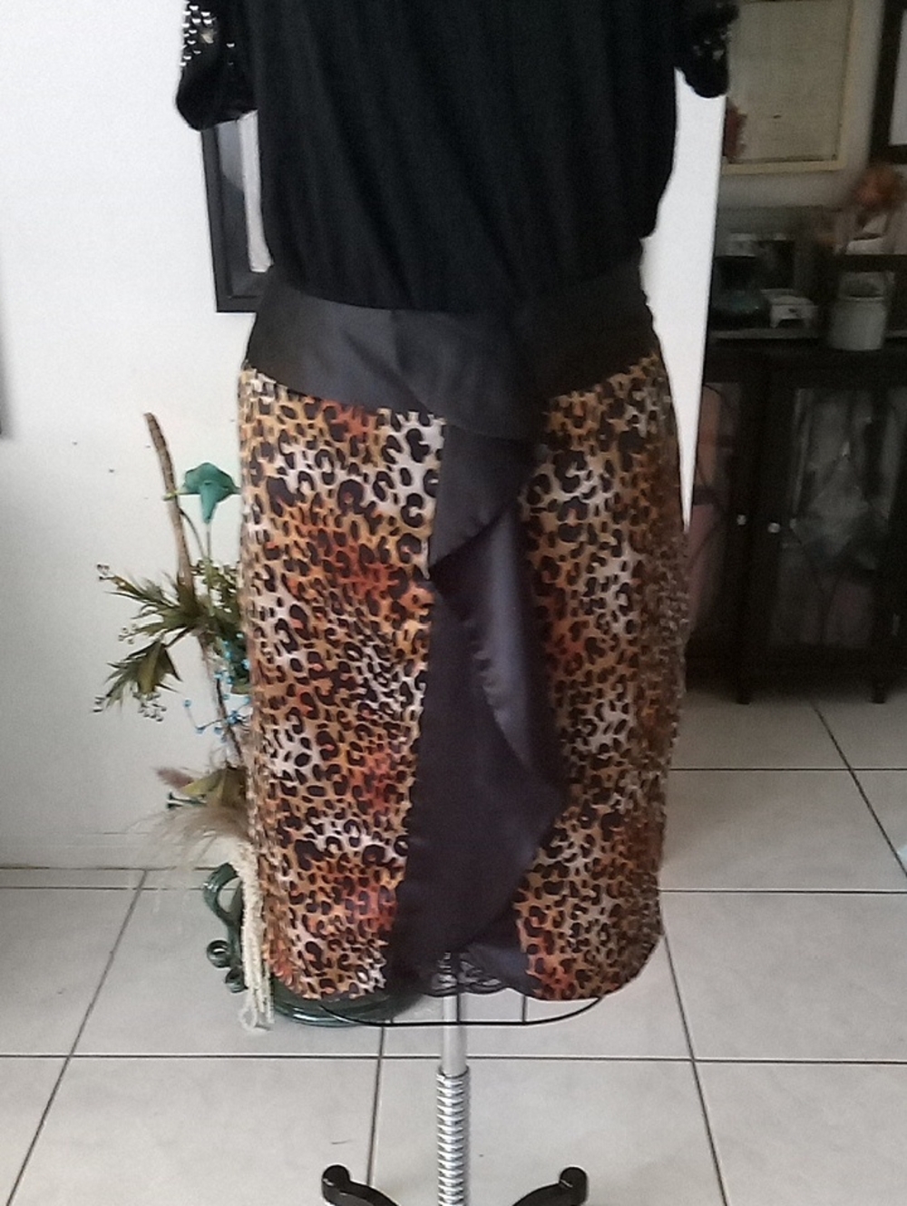 Tahari Leopard Print Midi Skirt with Black Panel Fits Like Size 8